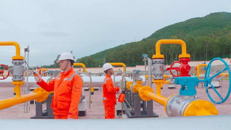 1681432649375775.jpg 海南环岛管网北大站员工在站场内巡检.jpg